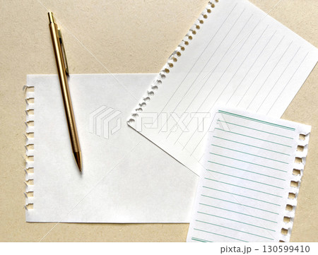 スケッチブックとノートの1ページの三種類と金色のペン 130599410
