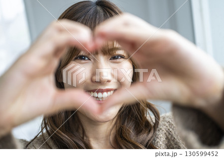 手でハートを作る若い女性 手でハートを作る若い女性 130599452