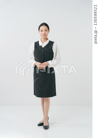 事務服を着た女性のポートレート 130599521