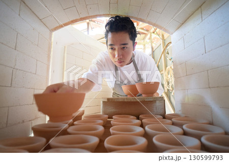 窯入れを行う若い工芸家 窯入れを行う若い工芸家 130599793