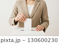 投票箱に投票用紙を入れるスーツ姿の女性 130600230