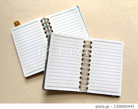 ノートの2種類を見開く 130600445