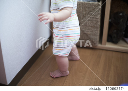初めての立ち子供 130602574