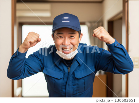 害獣駆除の仕事に情熱を燃やす若い作業員。明るい笑顔とガッツポーズで、お客様に安心を届ける情熱的な姿勢 130602651