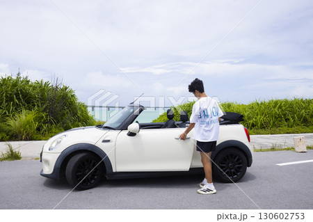 ドライブする若い男性 130602753