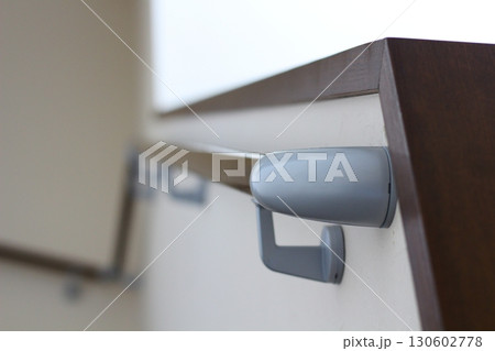 一戸建て　住宅の階段の手すり　折れ階段の手すり 130602778