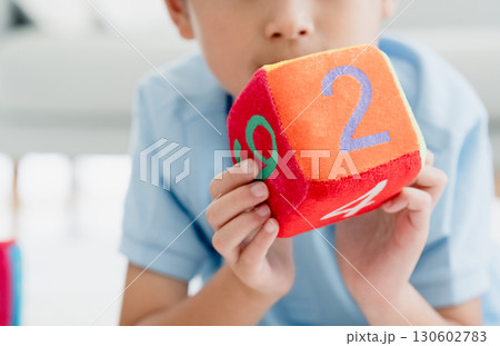 数字サイコロで遊ぶ男の子 数字サイコロで遊ぶ男の子 130602783