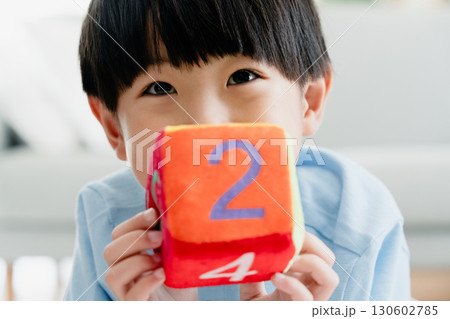 数字サイコロで遊ぶ男の子 数字サイコロで遊ぶ男の子 130602785