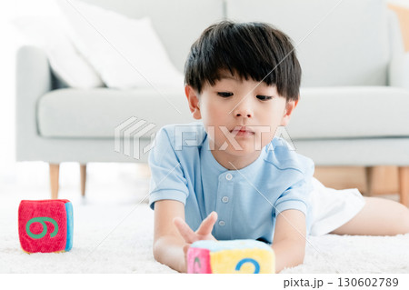 数字サイコロで遊ぶ男の子 数字サイコロで遊ぶ男の子 130602789