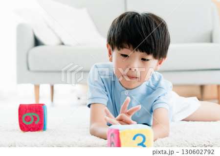数字サイコロで遊ぶ男の子 130602792