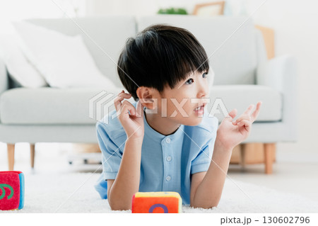 数字サイコロで遊ぶ男の子 130602796