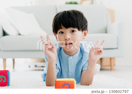 数字サイコロで遊ぶ男の子 130602797