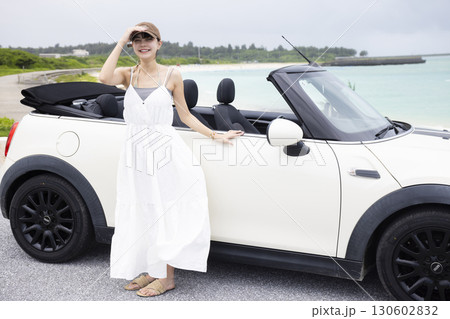 ドライブするかわいい女性 130602832