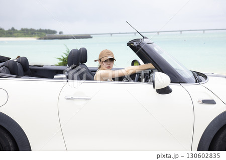 ドライブするかわいい女性 130602835