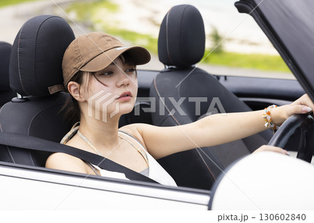ドライブするかわいい女性 ドライブするかわいい女性 130602840
