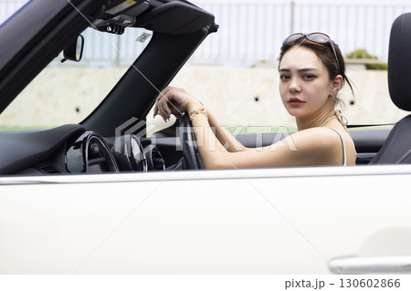 ドライブするかわいい女性 ドライブするかわいい女性 130602866