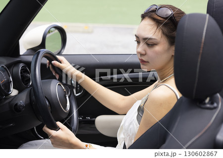 ドライブするかわいい女性 ドライブするかわいい女性 130602867