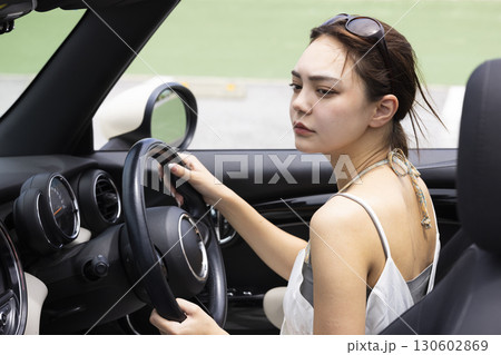 ドライブするかわいい女性 130602869
