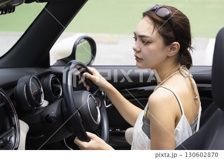 ドライブするかわいい女性 ドライブするかわいい女性 130602870