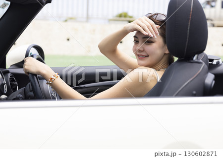 ドライブするかわいい女性 ドライブするかわいい女性 130602871