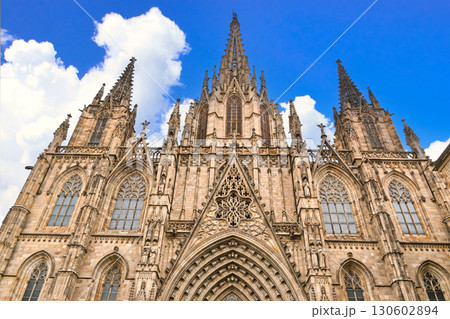 バルセロナ旧市街のサンタ・エウラリア大聖堂の景観 130602894