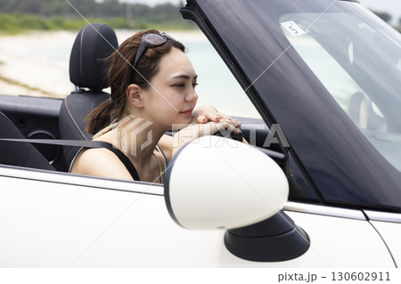 ドライブするかわいい女性 ドライブするかわいい女性 130602911