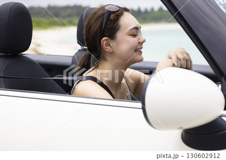 ドライブするかわいい女性 130602912