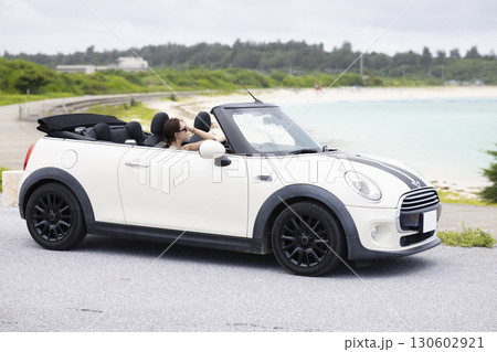 ドライブするかわいい女性 130602921