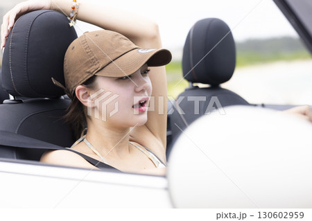 ドライブするかわいい女性 130602959