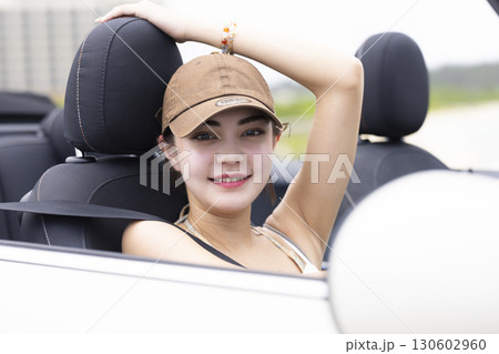 ドライブするかわいい女性 ドライブするかわいい女性 130602960