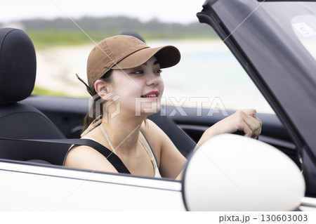 ドライブするかわいい女性 130603003