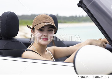 ドライブするかわいい女性 ドライブするかわいい女性 130603005