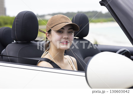ドライブするかわいい女性 ドライブするかわいい女性 130603042