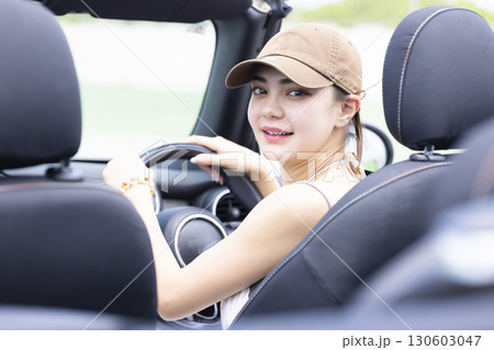 ドライブするかわいい女性 ドライブするかわいい女性 130603047