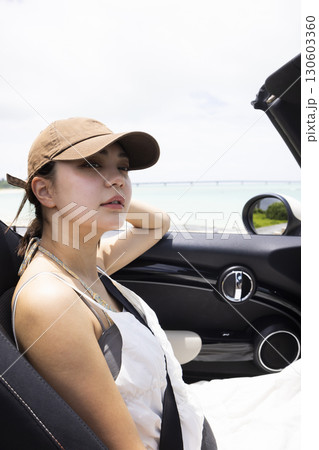 助手席のかわいい女性 130603360