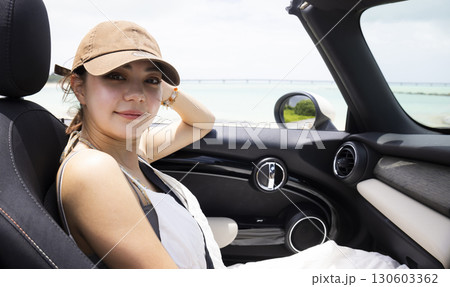 助手席のかわいい女性 助手席のかわいい女性 130603362