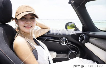 助手席のかわいい女性 130603363