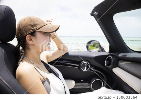 助手席のかわいい女性 130603364