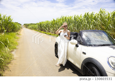 沖縄を車で観光する若い女性 130603531