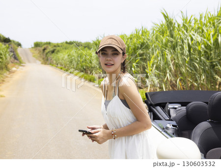 沖縄を車で観光する若い女性 130603532