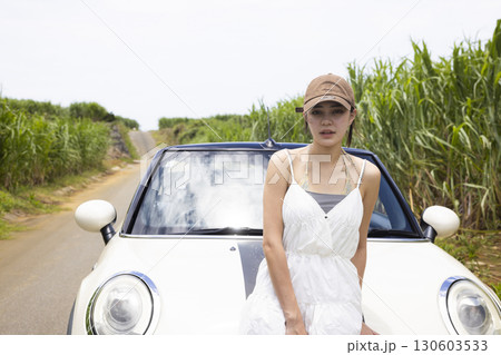 沖縄を車で観光する若い女性 沖縄を車で観光する若い女性 130603533