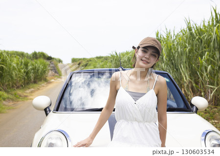 沖縄を車で観光する若い女性 130603534
