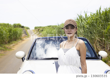 沖縄を車で観光する若い女性 130603535