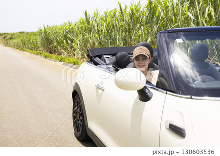 沖縄を車で観光する若い女性 130603536