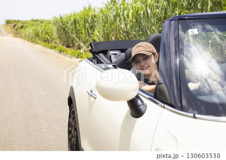 沖縄を車で観光する若い女性 沖縄を車で観光する若い女性 130603538