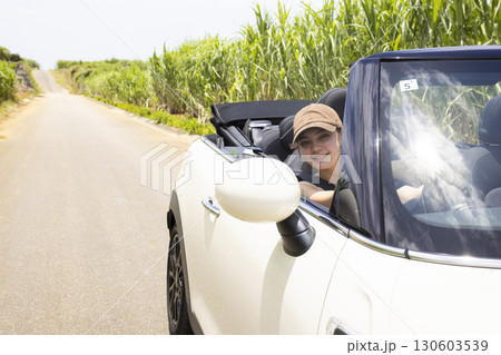 沖縄を車で観光する若い女性 130603539
