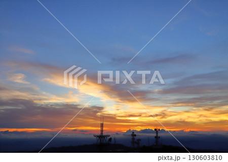 鰐塚山から望む夕景　夕焼け空　電波塔 130603810
