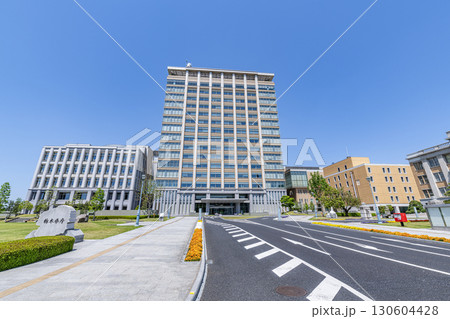 栃木県宇都宮市　晴天の栃木県庁 130604428