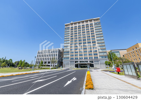 栃木県宇都宮市　晴天の栃木県庁 130604429