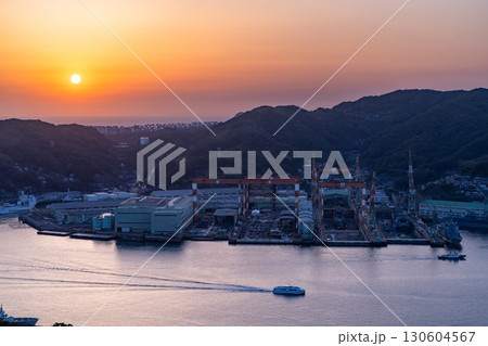 《長崎県》長崎港造船所の夕景・鍋冠山の眺望 130604567